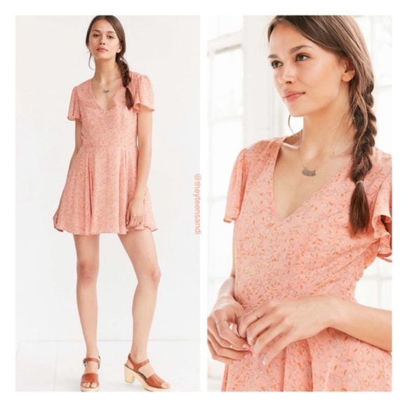 Kimchi Blue Flutter Sleeve Chiffon Peach Floral Fit & Flare Mini Dress Size 6 - Picture 2 of 13